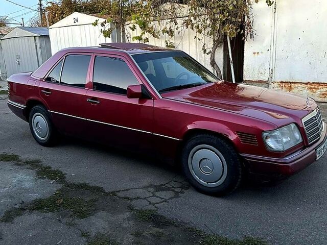 Красный Мерседес Е-Класс, объемом двигателя 2.5 л и пробегом 350 тыс. км за 2100 $, фото 3 на Automoto.ua