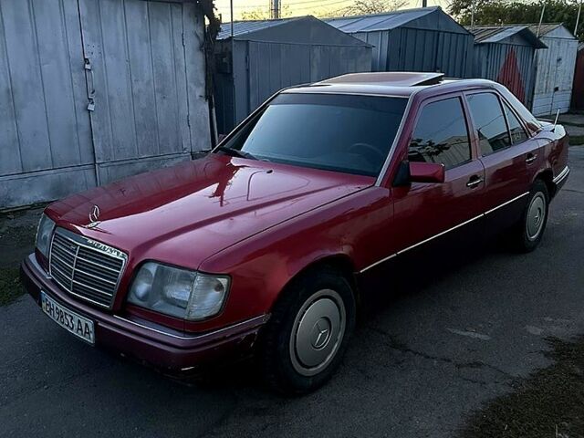 Красный Мерседес Е-Класс, объемом двигателя 2.5 л и пробегом 350 тыс. км за 2100 $, фото 1 на Automoto.ua