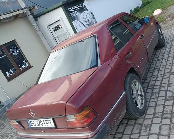 Красный Мерседес Е-Класс, объемом двигателя 2.5 л и пробегом 350 тыс. км за 2600 $, фото 4 на Automoto.ua