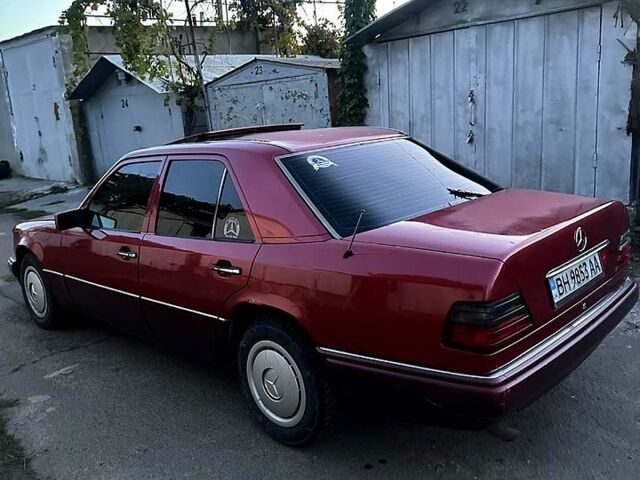 Красный Мерседес Е-Класс, объемом двигателя 2.5 л и пробегом 350 тыс. км за 2100 $, фото 2 на Automoto.ua