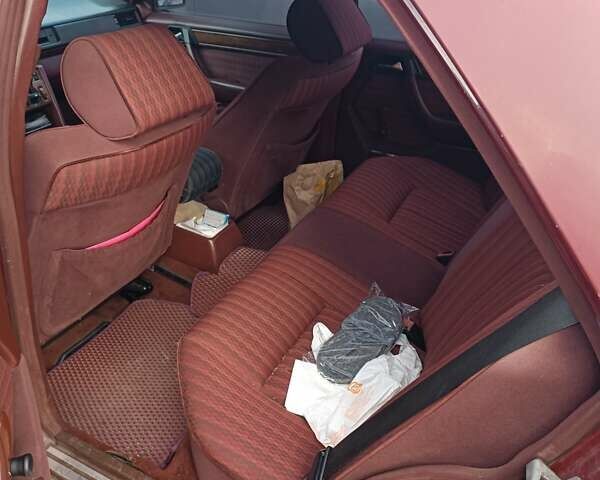 Красный Мерседес Е-Класс, объемом двигателя 2.5 л и пробегом 350 тыс. км за 2600 $, фото 7 на Automoto.ua