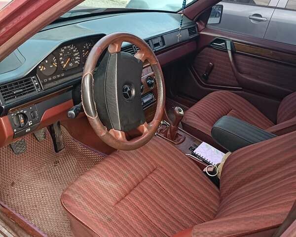 Красный Мерседес Е-Класс, объемом двигателя 2.5 л и пробегом 350 тыс. км за 2600 $, фото 8 на Automoto.ua