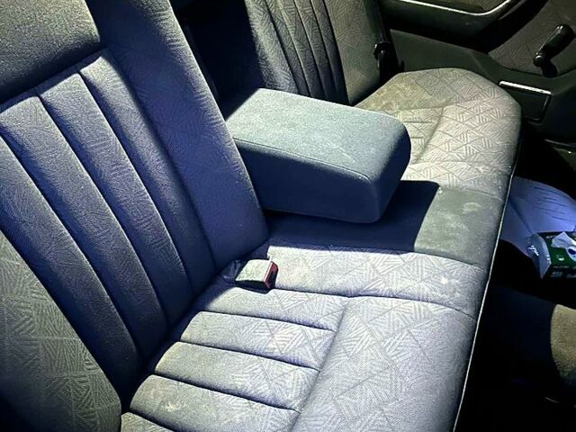 Красный Мерседес Е-Класс, объемом двигателя 2.5 л и пробегом 350 тыс. км за 2100 $, фото 7 на Automoto.ua