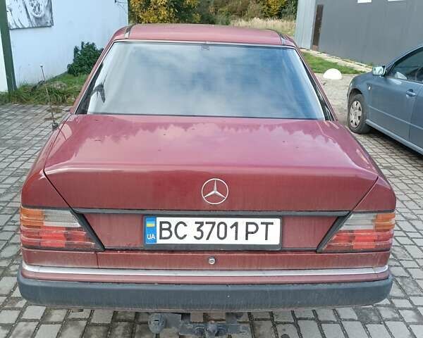 Красный Мерседес Е-Класс, объемом двигателя 2.5 л и пробегом 350 тыс. км за 2600 $, фото 2 на Automoto.ua