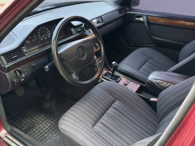 Красный Мерседес Е-Класс, объемом двигателя 2.2 л и пробегом 390 тыс. км за 4600 $, фото 5 на Automoto.ua