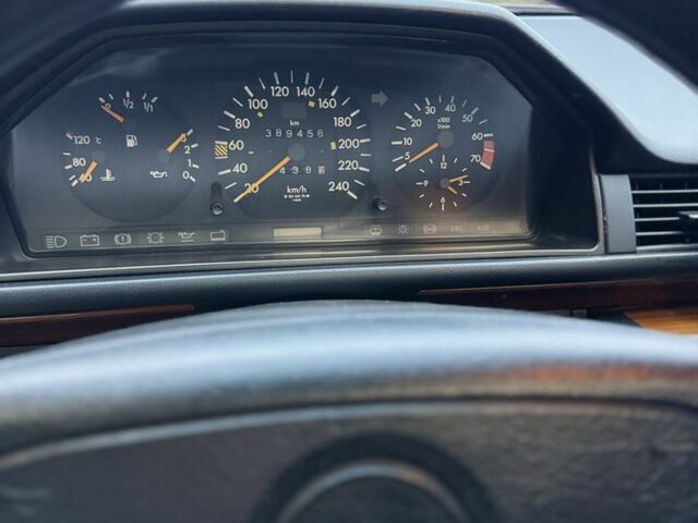 Красный Мерседес Е-Класс, объемом двигателя 2.2 л и пробегом 390 тыс. км за 4600 $, фото 13 на Automoto.ua