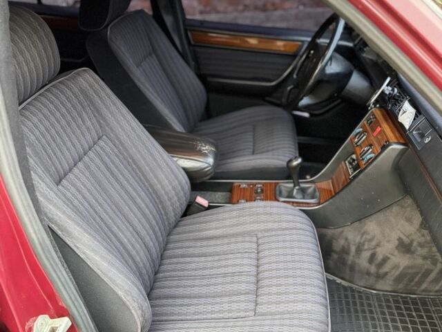 Красный Мерседес Е-Класс, объемом двигателя 2.2 л и пробегом 390 тыс. км за 4600 $, фото 7 на Automoto.ua