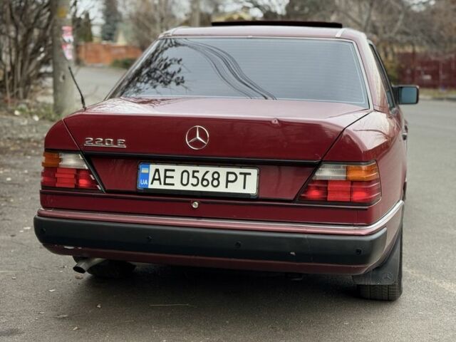 Красный Мерседес Е-Класс, объемом двигателя 2.2 л и пробегом 390 тыс. км за 4600 $, фото 2 на Automoto.ua