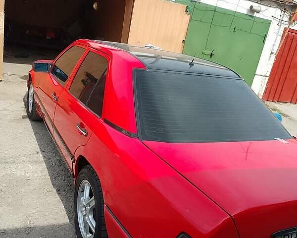 Красный Мерседес Е-Класс, объемом двигателя 2 л и пробегом 10 тыс. км за 2400 $, фото 3 на Automoto.ua