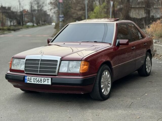 Красный Мерседес Е-Класс, объемом двигателя 2.2 л и пробегом 390 тыс. км за 4600 $, фото 3 на Automoto.ua