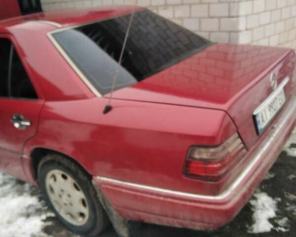 Красный Мерседес Е-Класс, объемом двигателя 2.2 л и пробегом 407 тыс. км за 2400 $, фото 6 на Automoto.ua