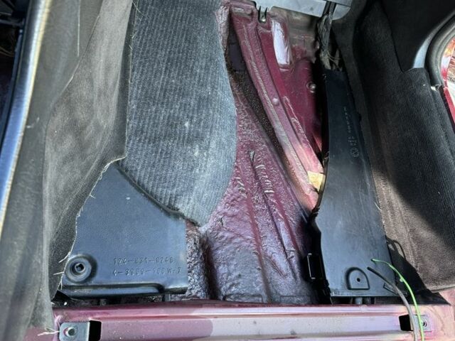 Красный Мерседес Е-Класс, объемом двигателя 2.2 л и пробегом 390 тыс. км за 4600 $, фото 19 на Automoto.ua