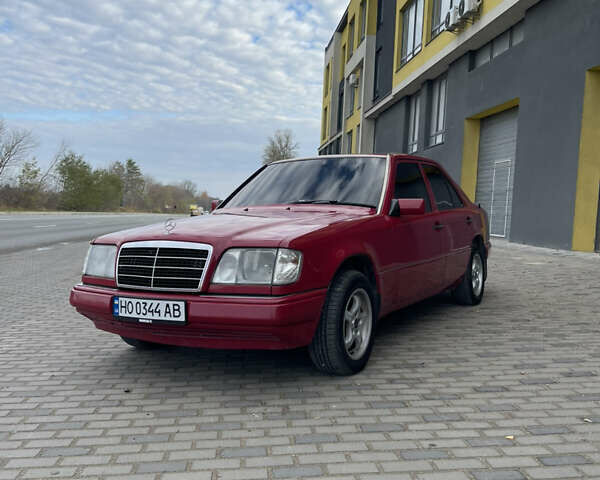 Красный Мерседес Е-Класс, объемом двигателя 2.2 л и пробегом 448 тыс. км за 4150 $, фото 2 на Automoto.ua