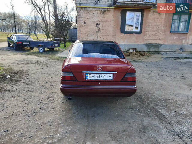 Красный Мерседес Е-Класс, объемом двигателя 2 л и пробегом 350 тыс. км за 3000 $, фото 5 на Automoto.ua