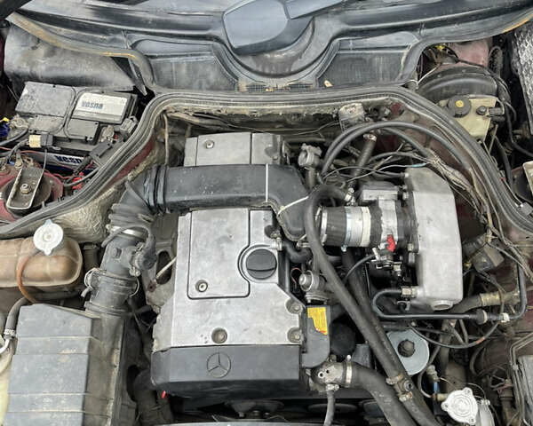 Красный Мерседес Е-Класс, объемом двигателя 2.2 л и пробегом 448 тыс. км за 4150 $, фото 18 на Automoto.ua