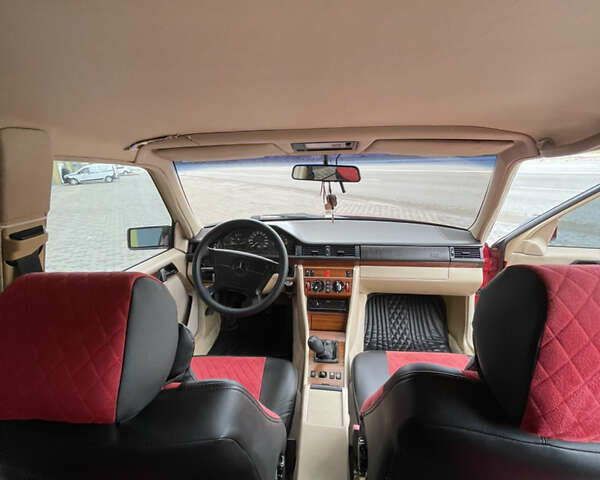 Красный Мерседес Е-Класс, объемом двигателя 2.2 л и пробегом 448 тыс. км за 4150 $, фото 13 на Automoto.ua