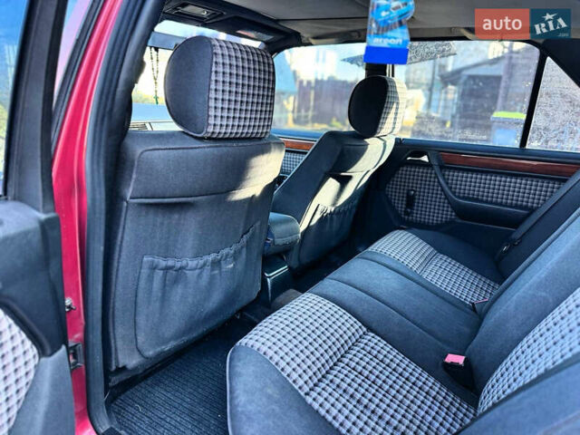 Красный Мерседес Е-Класс, объемом двигателя 2.5 л и пробегом 321 тыс. км за 3200 $, фото 7 на Automoto.ua