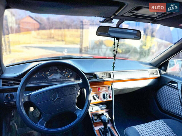 Красный Мерседес Е-Класс, объемом двигателя 2.5 л и пробегом 321 тыс. км за 3200 $, фото 6 на Automoto.ua