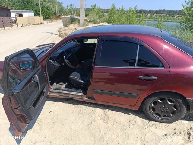 Червоний Мерседес Е-Клас, об'ємом двигуна 2 л та пробігом 111 тис. км за 1900 $, фото 1 на Automoto.ua