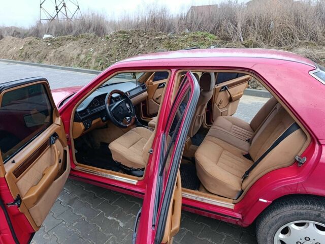 Красный Мерседес Е-Класс, объемом двигателя 2 л и пробегом 350 тыс. км за 3000 $, фото 5 на Automoto.ua