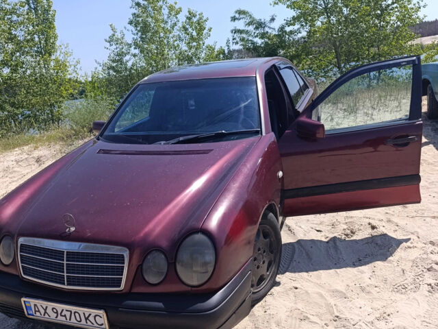 Червоний Мерседес Е-Клас, об'ємом двигуна 2 л та пробігом 111 тис. км за 1900 $, фото 3 на Automoto.ua