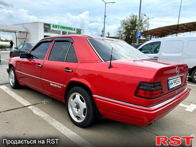 Красный Мерседес Е-Класс, объемом двигателя 2.8 л и пробегом 402 тыс. км за 3500 $, фото 7 на Automoto.ua