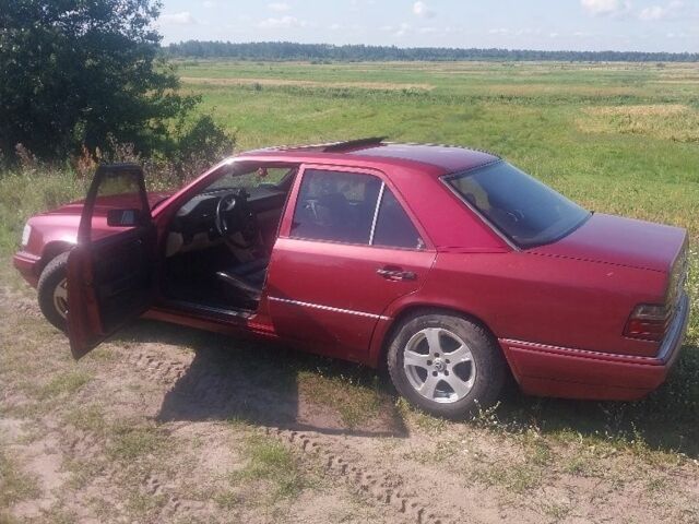 Красный Мерседес Е-Класс, объемом двигателя 3 л и пробегом 999 тыс. км за 3000 $, фото 6 на Automoto.ua
