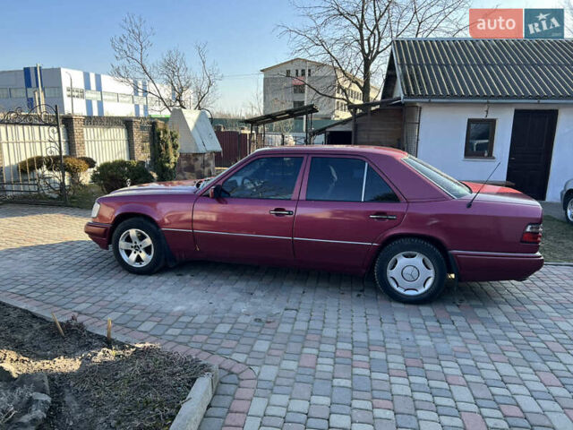 Красный Мерседес Е-Класс, объемом двигателя 2.5 л и пробегом 321 тыс. км за 3200 $, фото 2 на Automoto.ua