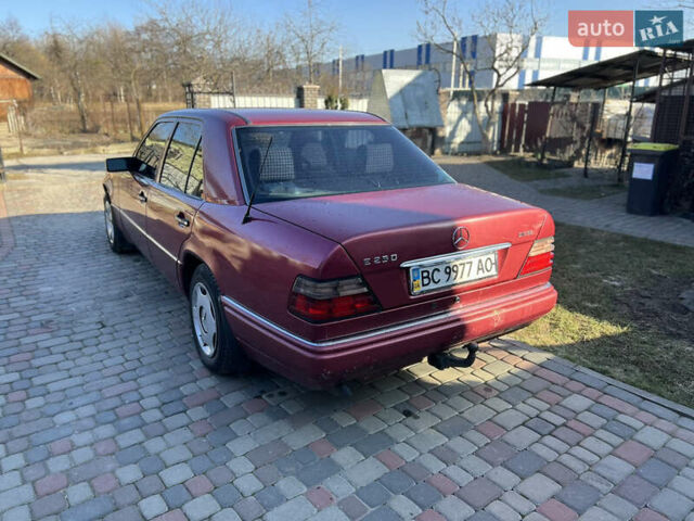 Красный Мерседес Е-Класс, объемом двигателя 2.5 л и пробегом 321 тыс. км за 3200 $, фото 4 на Automoto.ua