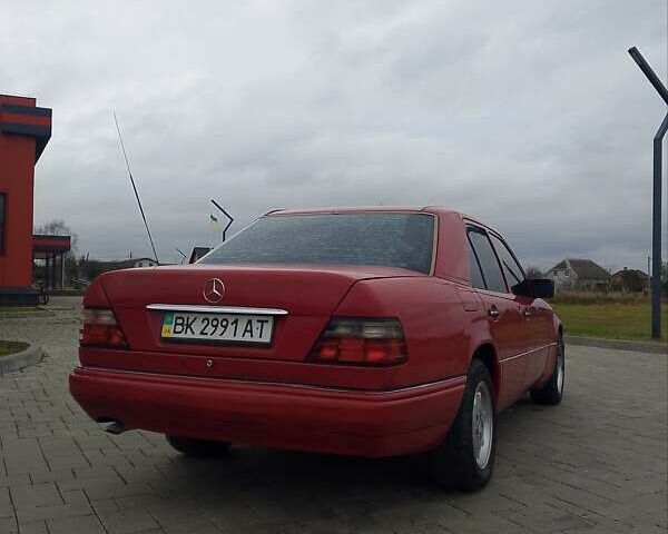 Червоний Мерседес Е-Клас, об'ємом двигуна 2 л та пробігом 343 тис. км за 3000 $, фото 2 на Automoto.ua