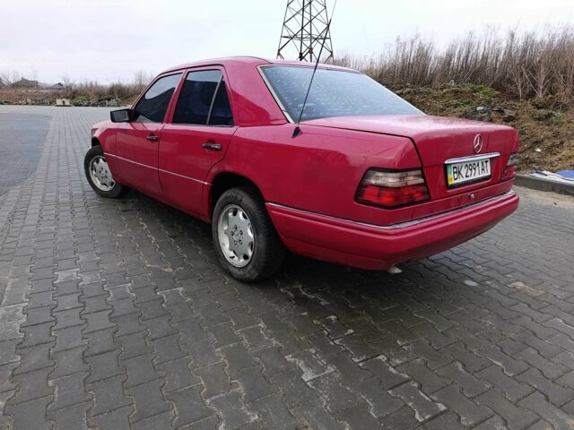 Красный Мерседес Е-Класс, объемом двигателя 2 л и пробегом 350 тыс. км за 3000 $, фото 2 на Automoto.ua