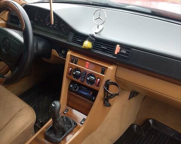 Червоний Мерседес Е-Клас, об'ємом двигуна 2 л та пробігом 343 тис. км за 3000 $, фото 15 на Automoto.ua