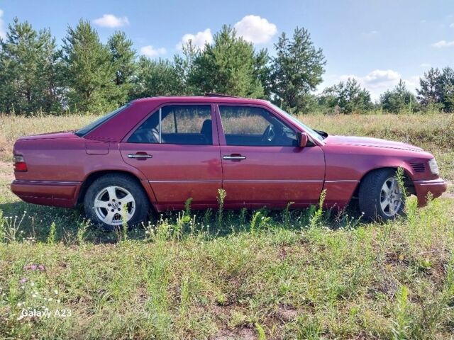 Красный Мерседес Е-Класс, объемом двигателя 3 л и пробегом 999 тыс. км за 3000 $, фото 2 на Automoto.ua