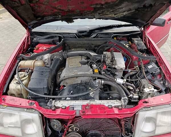 Красный Мерседес Е-Класс, объемом двигателя 2 л и пробегом 350 тыс. км за 2700 $, фото 7 на Automoto.ua