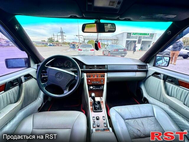 Красный Мерседес Е-Класс, объемом двигателя 2.8 л и пробегом 402 тыс. км за 3500 $, фото 3 на Automoto.ua