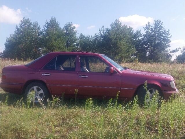 Красный Мерседес Е-Класс, объемом двигателя 3 л и пробегом 999 тыс. км за 3000 $, фото 5 на Automoto.ua