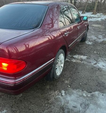 Червоний Мерседес Е-Клас, об'ємом двигуна 2 л та пробігом 300 тис. км за 2999 $, фото 8 на Automoto.ua