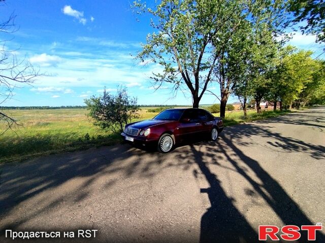 Красный Мерседес Е-Класс, объемом двигателя 2 л и пробегом 260 тыс. км за 4000 $, фото 7 на Automoto.ua