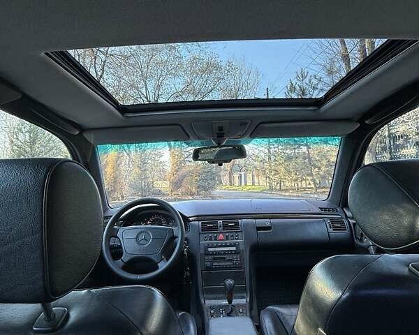 Красный Мерседес Е-Класс, объемом двигателя 4.2 л и пробегом 370 тыс. км за 3599 $, фото 14 на Automoto.ua