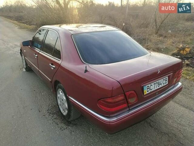 Красный Мерседес Е-Класс, объемом двигателя 3 л и пробегом 299 тыс. км за 2550 $, фото 28 на Automoto.ua