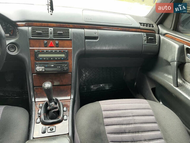 Червоний Мерседес Е-Клас, об'ємом двигуна 2.16 л та пробігом 500 тис. км за 2650 $, фото 46 на Automoto.ua