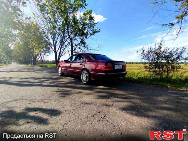 Красный Мерседес Е-Класс, объемом двигателя 2 л и пробегом 260 тыс. км за 4000 $, фото 6 на Automoto.ua