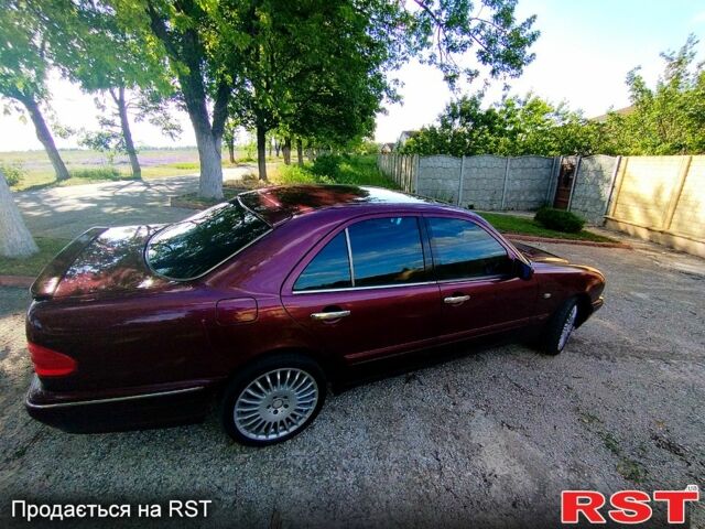 Красный Мерседес Е-Класс, объемом двигателя 2 л и пробегом 260 тыс. км за 4000 $, фото 3 на Automoto.ua