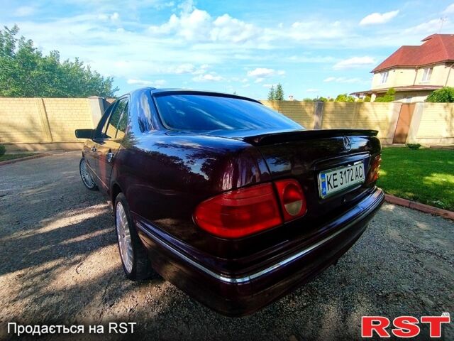 Красный Мерседес Е-Класс, объемом двигателя 2 л и пробегом 260 тыс. км за 4000 $, фото 1 на Automoto.ua