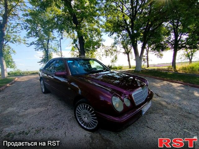 Красный Мерседес Е-Класс, объемом двигателя 2 л и пробегом 260 тыс. км за 4000 $, фото 2 на Automoto.ua