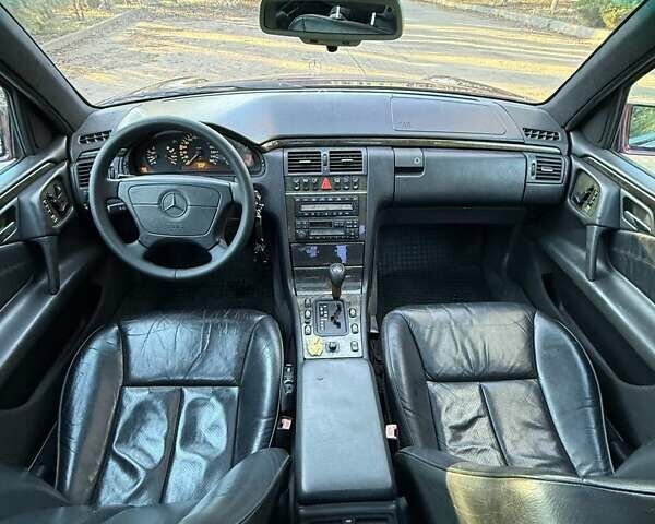 Красный Мерседес Е-Класс, объемом двигателя 4.2 л и пробегом 370 тыс. км за 3599 $, фото 9 на Automoto.ua