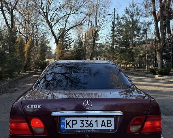 Красный Мерседес Е-Класс, объемом двигателя 4.2 л и пробегом 370 тыс. км за 3599 $, фото 4 на Automoto.ua