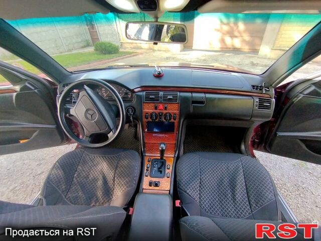 Красный Мерседес Е-Класс, объемом двигателя 2 л и пробегом 260 тыс. км за 4000 $, фото 5 на Automoto.ua