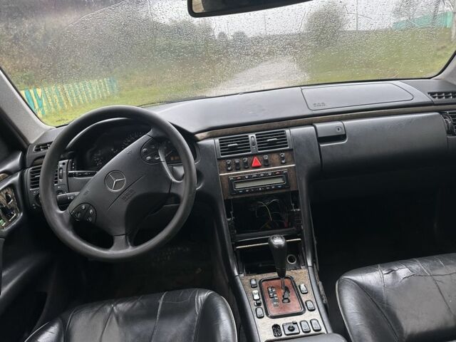 Мерседес Е-Класс 1998 в Остоге на Automoto.ua Красный Мерседес Е-Класс, объемом двигателя 2.7 л и пробегом 3 тыс. км за 2100 $, фото 2 на Automoto.ua