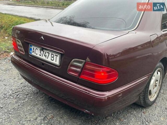 Красный Мерседес Е-Класс, объемом двигателя 2.69 л и пробегом 572 тыс. км за 2700 $, фото 6 на Automoto.ua